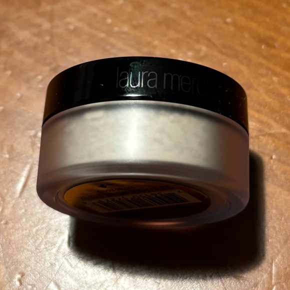 Laura Mercier Translucent Setting Powder - Picture 3 of 9